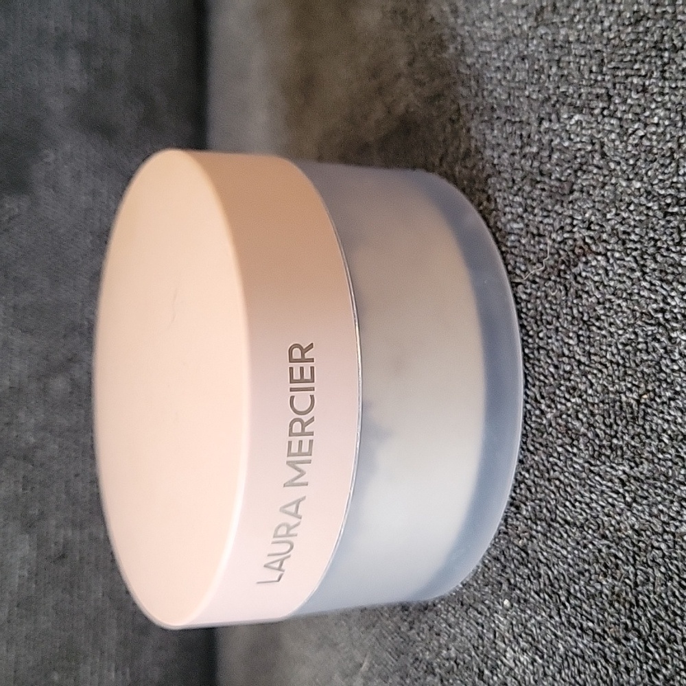 Laura Mercier Loose Setting Powder in Translucent